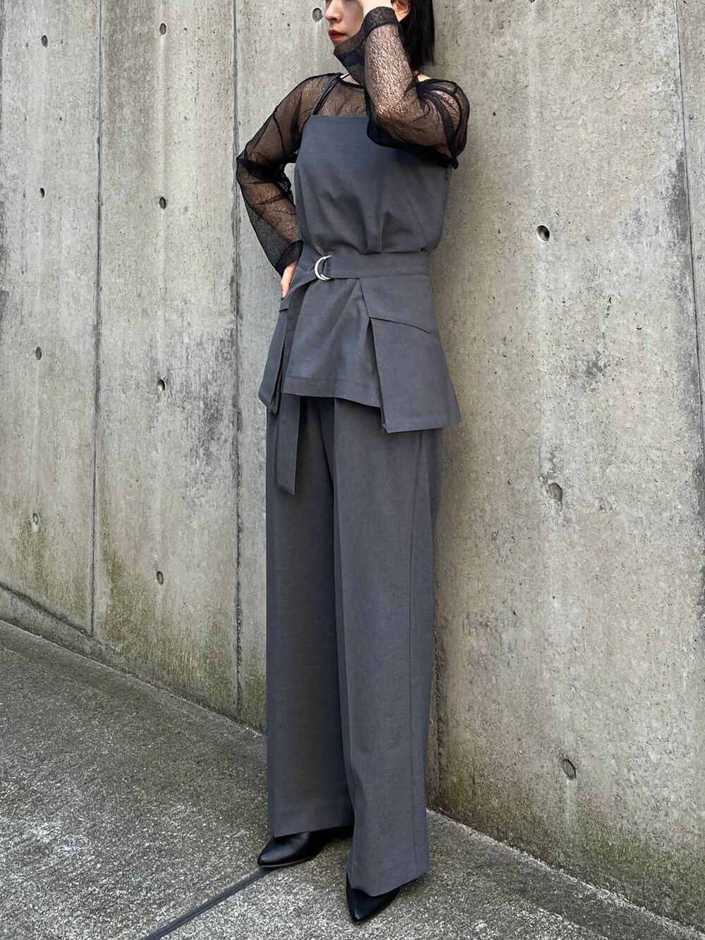グレー系のその他パンツ、グレー系のキャミソール、ブラック系のパンプスを着用したレディースの冬コーディネートの8枚目の写真