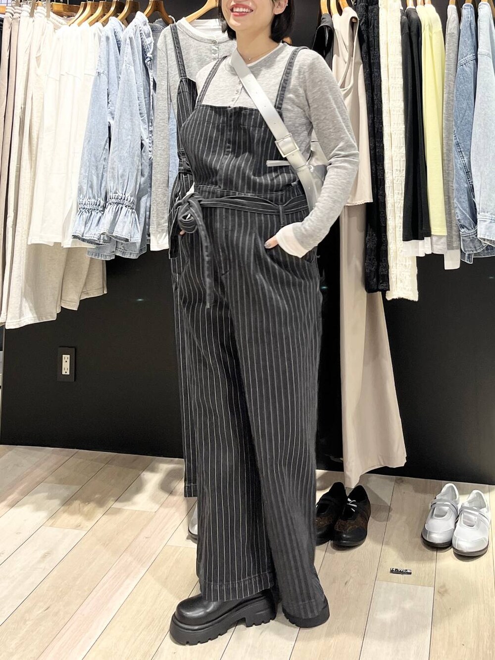 ブラック系のブーツ、グレー系のTシャツ/カットソー、ブラック系のサロペット/オーバーオールを着用したレディースの冬コーディネートの4枚目の写真