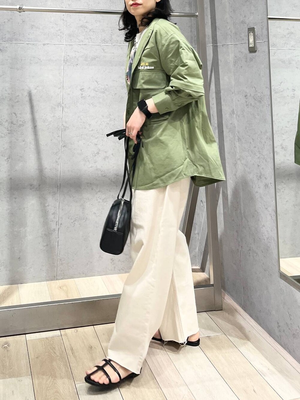 ブラック系のショルダーバッグ、ブラック系のサンダル、シルバー系のキーホルダーを着用したレディースの春コーディネートの6枚目の写真