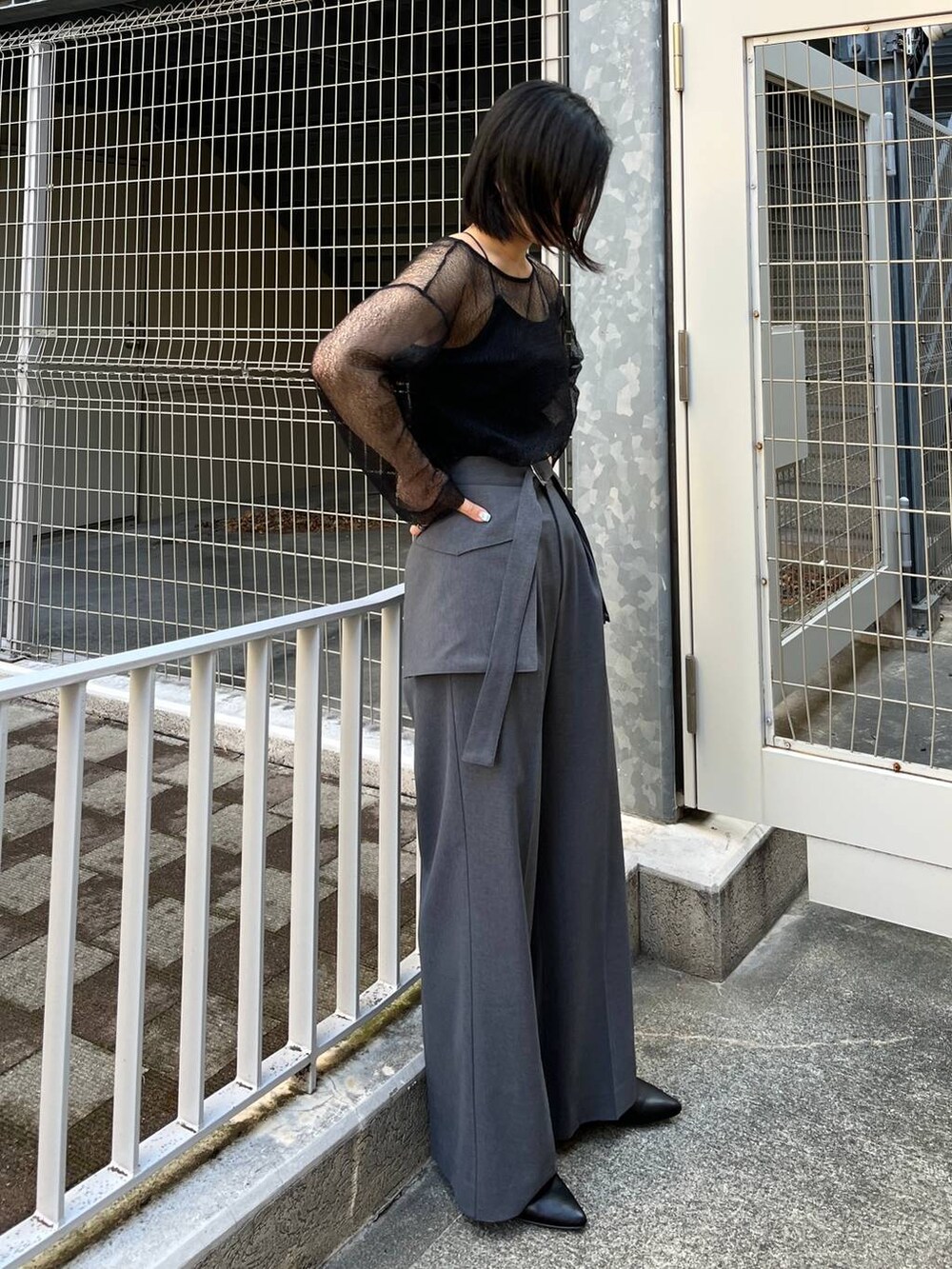 グレー系のその他パンツ、ブラック系のシャツ/ブラウス、ブラック系のパンプスを着用したレディースの冬コーディネートの8枚目の写真