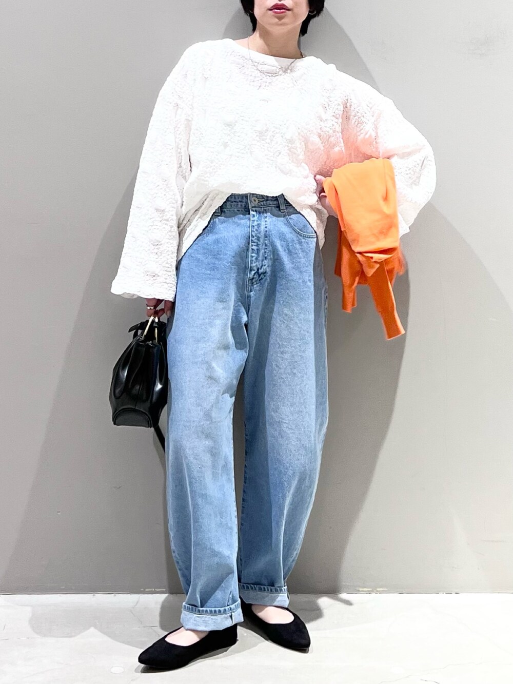 「LEPSIM、レプシィム(LEPSIM)、レース、レーストップス、デニム、デニムパンツ、カーブパンツ、ストラップシューズ、シンプルコーデ、カーディガン、春コーデ、シアートップス、淡色コーデ、きれいめカジュアル、休日スタイル」｜「LEPSIMのカーブデニムパンツ　356528（デニムパンツ、ブルー系）」を使った、エムアイさん（レディース・162cm）の春コーディネートの6枚目の写真