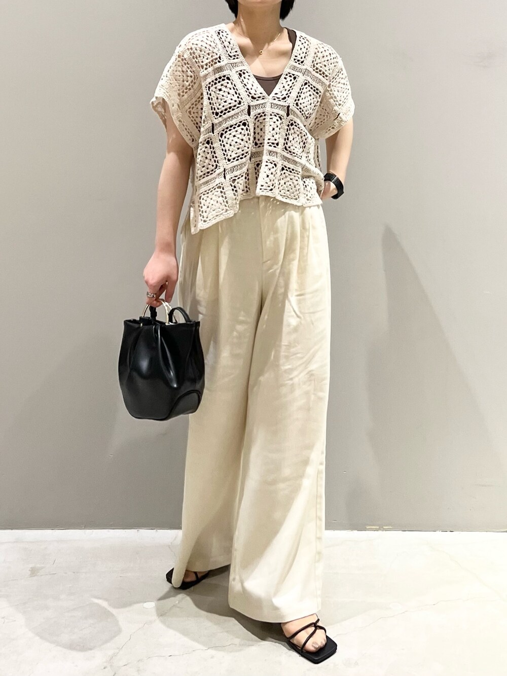 ホワイト系のその他パンツ、ホワイト系のTシャツ/カットソー、ホワイト系のバッグを着用したレディースの夏コーディネートの8枚目の写真