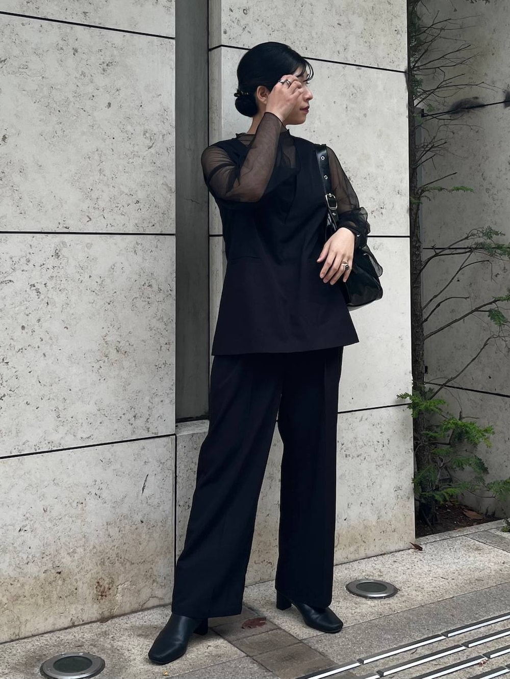 ブラック系のショルダーバッグ、ブラック系のパンツドレスを着用したレディースの秋コーディネートの5枚目の写真