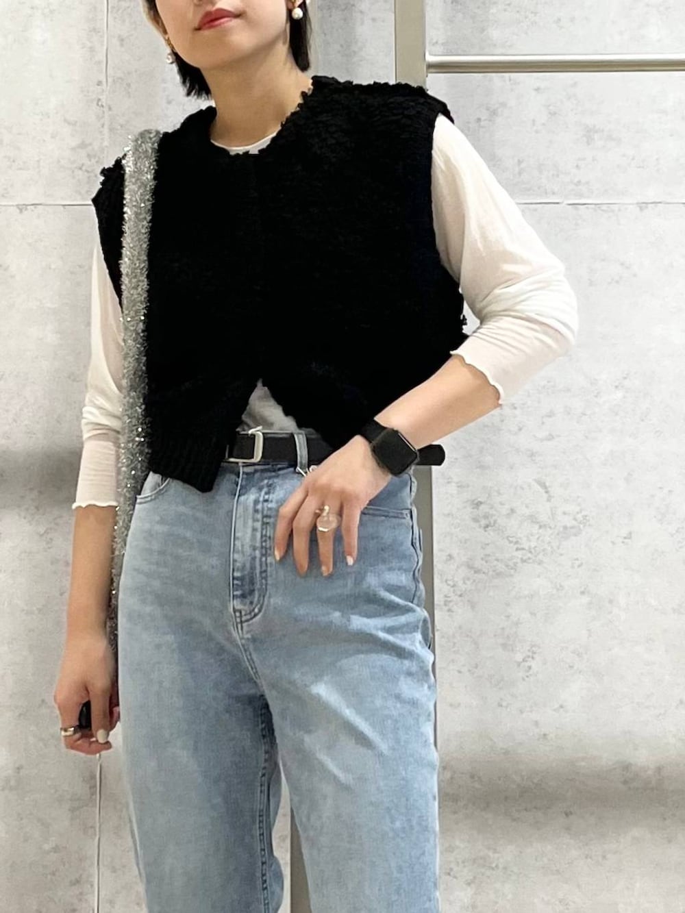 ホワイト系のTシャツ/カットソー、ブルー系のデニムパンツ、シルバー系のショルダーバッグを着用したレディースの秋コーディネートの7枚目の写真