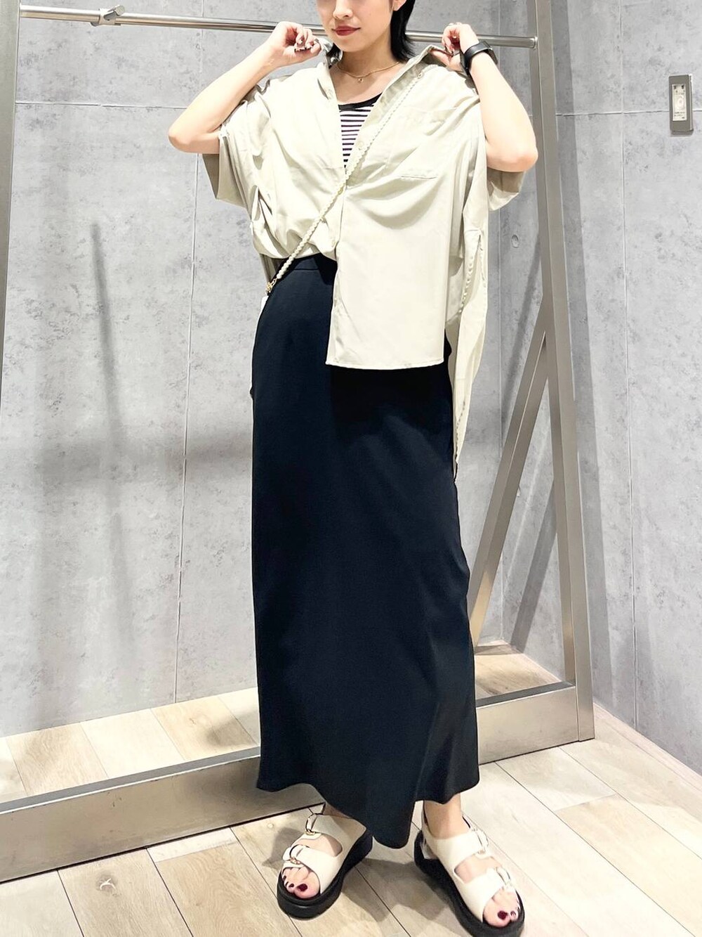 「シャツ、カジュアル、モード、ベーシック/シンプル、デート/ロマンティック、楽ちんコーデ、女子会、きれいめカジュアル_LEPSIM、LEPSIM、シャツスタイル、タンクトップ、スカート、ロングスカート、サンダル、ネックレス」｜「LEPSIMの【WEB限定カラーあり】ポンチナロースカート　109542（スカート、ブラック系）」を使った、エムアイさん（レディース・162cm）の春コーディネートの8枚目の写真