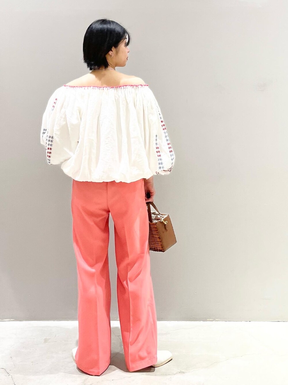 ホワイト系のシャツ/ブラウス、ピンク系のデニムパンツ、ブラウン系のショルダーバッグを着用したレディースの春コーディネートの4枚目の写真