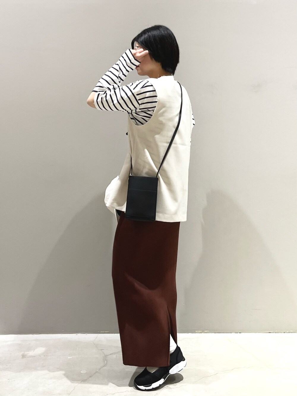 「LEPSIM、レプシィム(LEPSIM)、ボーダー、ボーダートップス、ベスト、レイヤードスタイル、スニーカー、ストラップシューズ、春コーデ、キャップ、シンプルコーデ、ロングスカート、ニットスカート、ストライプシャツ、大人カジュアル」｜「LEPSIMのストラップスニーカー　183016（スニーカー、ブラック系）」を使った、エムアイさん（レディース・162cm）の春コーディネートの4枚目の写真