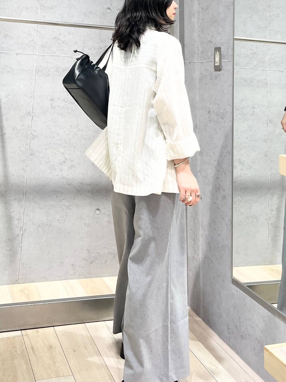 グレー系のその他パンツ、ブラック系のショルダーバッグ、ホワイト系のシャツ/ブラウスを着用したレディースの春コーディネートの3枚目の写真