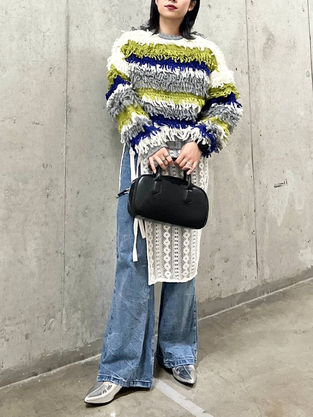 ホワイト系のスカート、シルバー系のその他シューズ、ブラック系のボストンバッグを着用したレディースの秋コーディネートの6枚目の写真