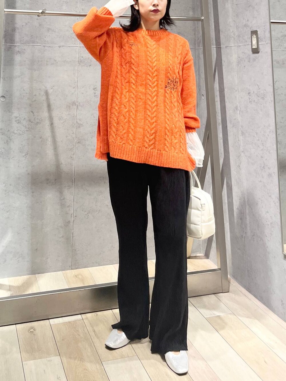 ホワイト系のボストンバッグ、シルバー系のパンプス、ホワイト系のTシャツ/カットソーを着用したレディースの秋コーディネートの5枚目の写真