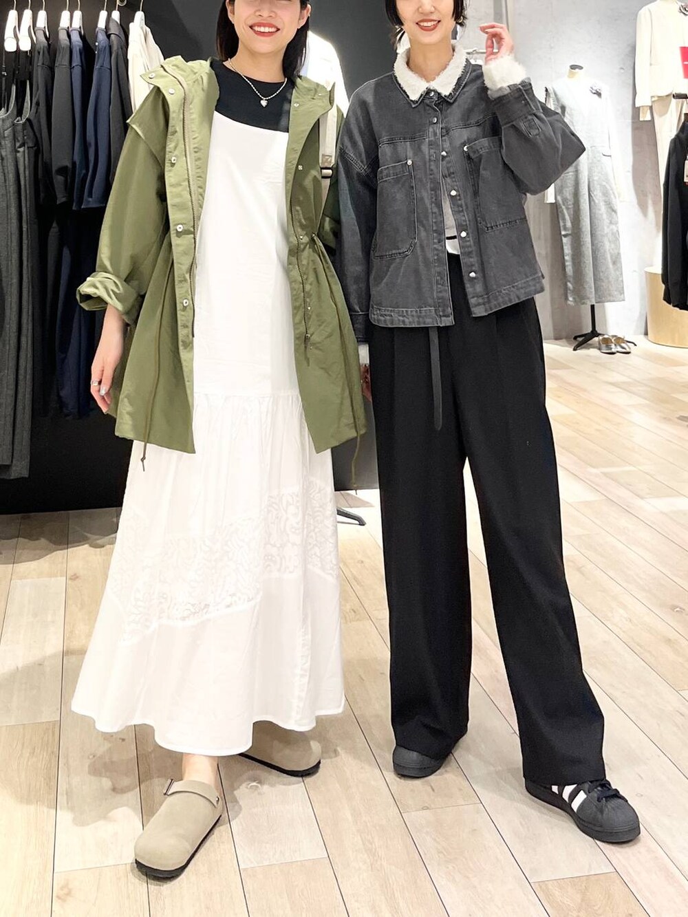 ホワイト系のシャツ/ブラウス、グレー系のシャツ/ブラウス、グリーン系のその他アウターを着用したレディースの春コーディネートの5枚目の写真