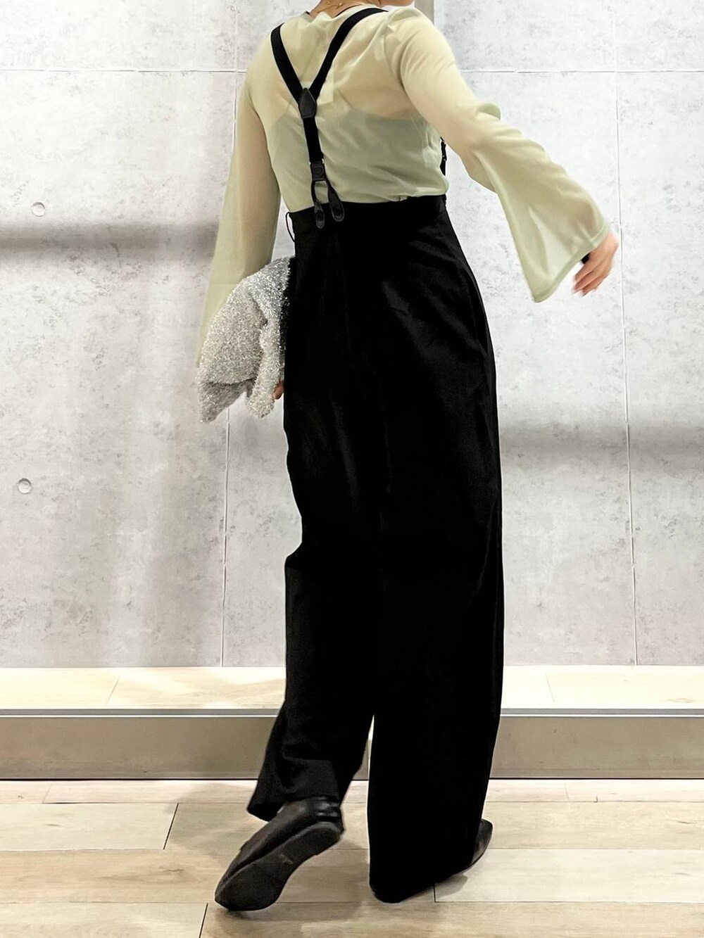 ブラック系のキャミソール、ブラック系のローファー、ブラック系のその他パンツを着用したレディースの秋コーディネートの5枚目の写真