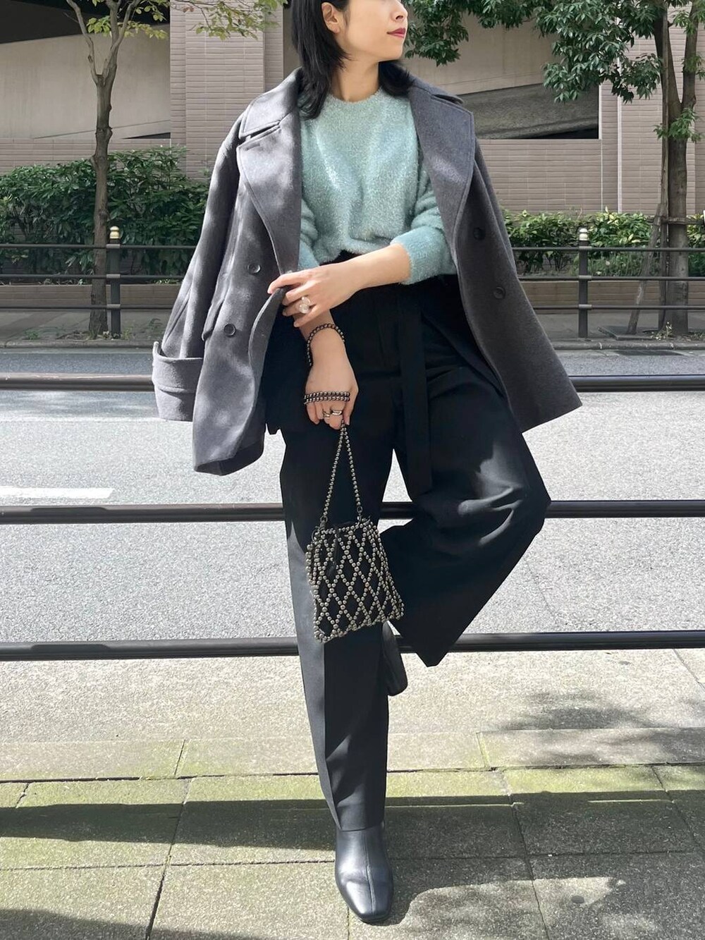 「カジュアル、モード、ベーシック/シンプル、デート/ロマンティック、楽ちんコーデ、女子会、きれいめカジュアル_LEPSIM、LEPSIM、おでかけ、シンプルコーデ、秋コーデ、秋冬新作、冬コーデ、冬アウター、ニット」｜「LEPSIMの【FOR I SERIES】ウーリーテックピーコート　130934（ピーコート、グレー系）」を使った、エムアイさん（レディース・162cm）の秋コーディネートの7枚目の写真