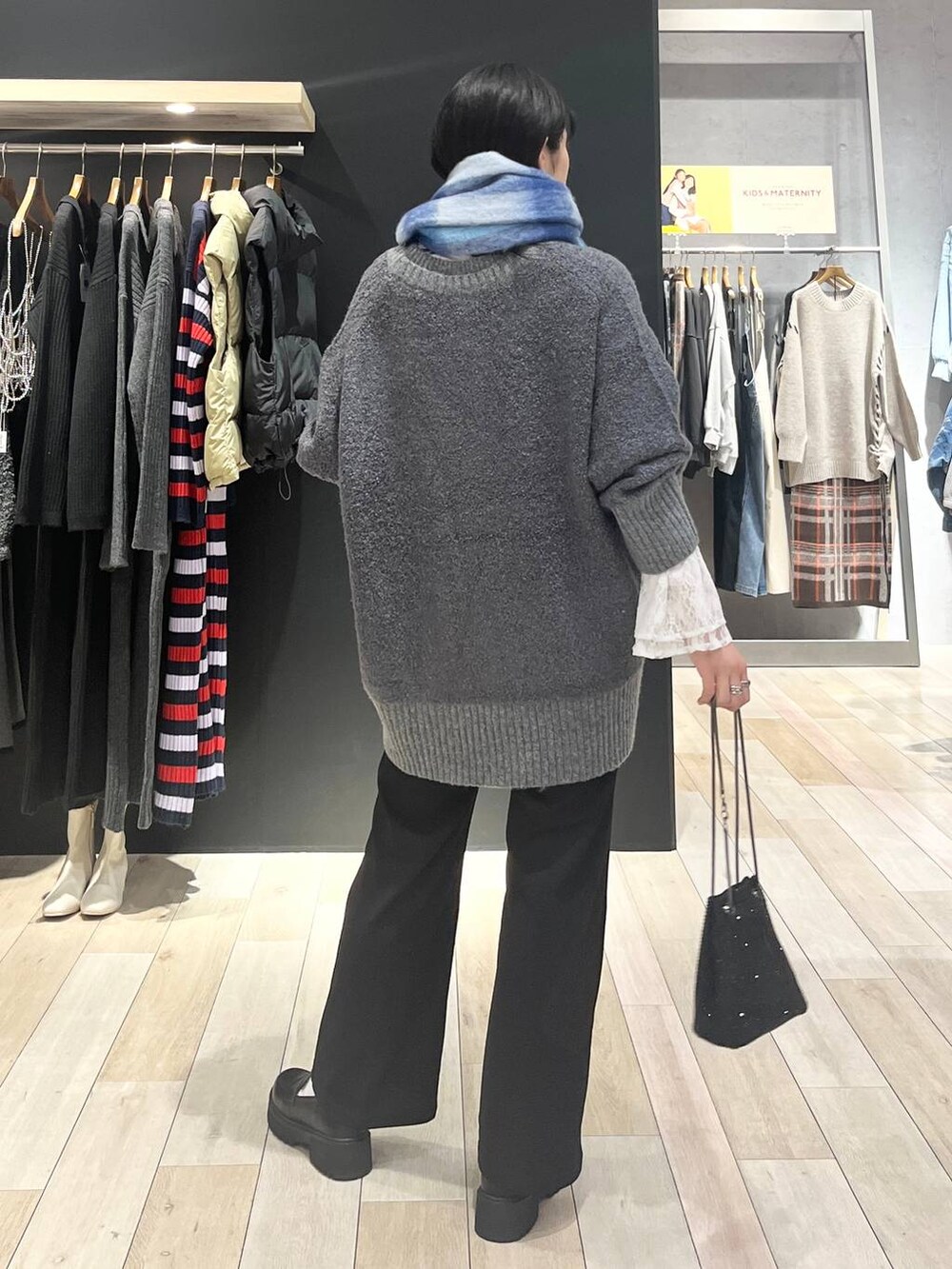 ブラック系のショルダーバッグ、ブラック系のローファー、ホワイト系のTシャツ/カットソーを着用したレディースの秋コーディネートの6枚目の写真