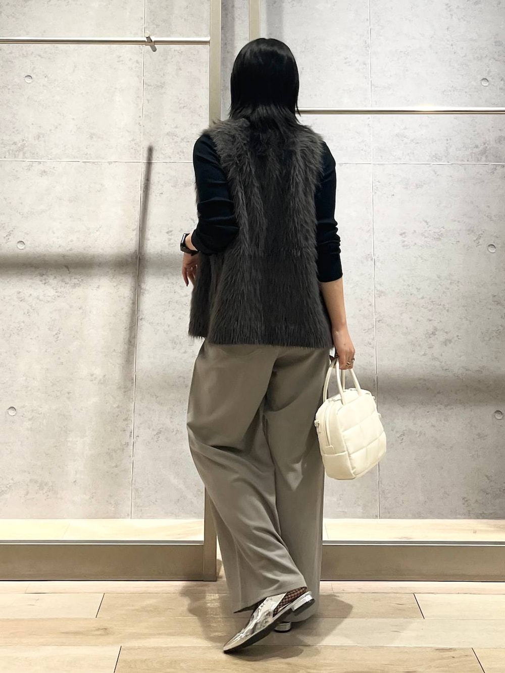 シルバー系のその他シューズ、ホワイト系のボストンバッグ、ブラック系のTシャツ/カットソーを着用したレディースの秋コーディネートの5枚目の写真