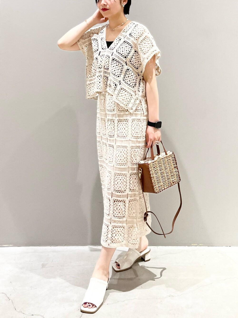 ホワイト系のスカート、ホワイト系のTシャツ/カットソー、ホワイト系のサンダルを着用したレディースの夏コーディネートの3枚目の写真