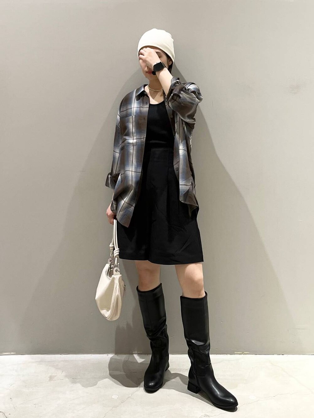 ブラウン系のシャツ/ブラウス、ブラック系のシャツ/ブラウス、ブラック系のその他パンツを着用したレディースの秋コーディネートの5枚目の写真