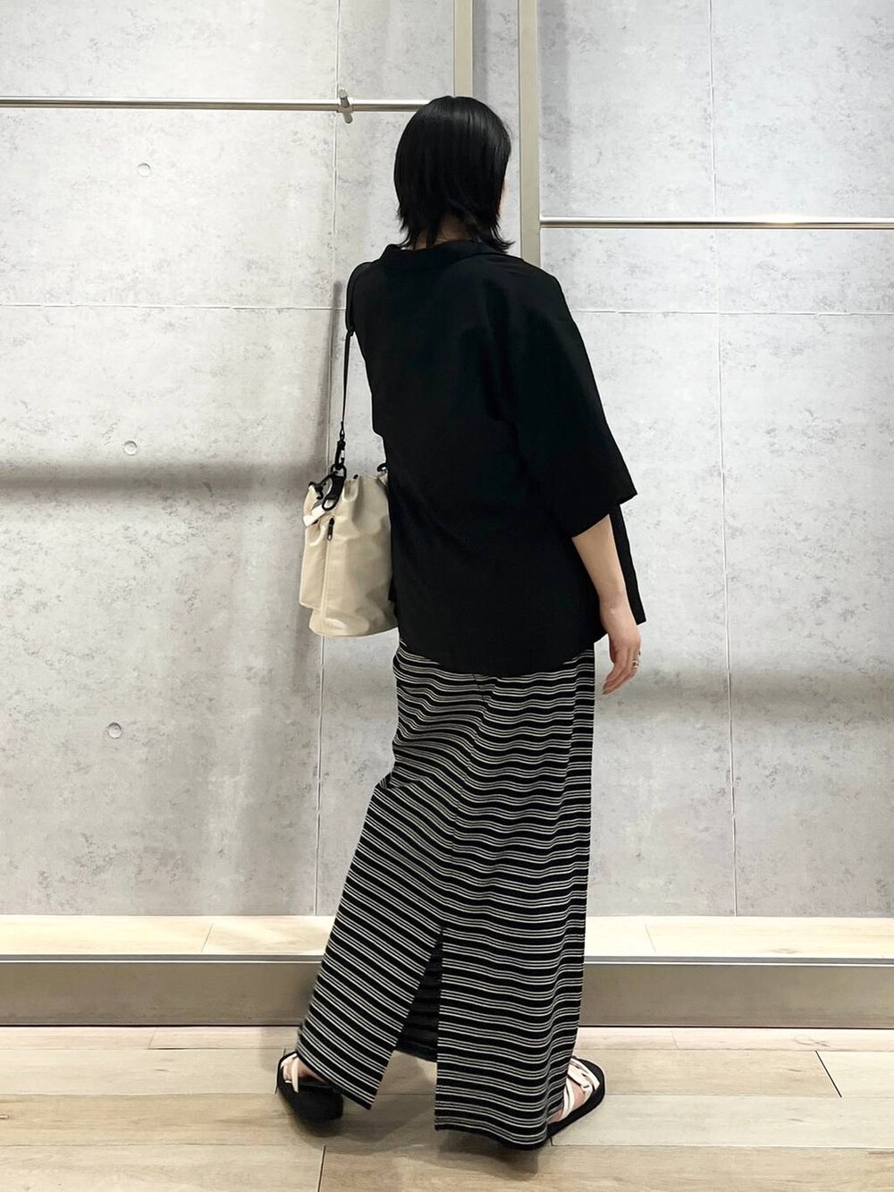 ブラック系のテーラードジャケット、ホワイト系のショルダーバッグ、ホワイト系のTシャツ/カットソーを着用したレディースの夏コーディネートの4枚目の写真