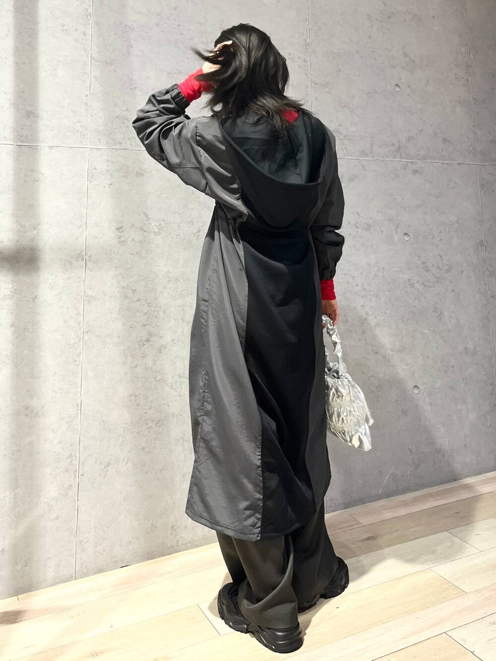 シルバー系のショルダーバッグ、グレー系のその他パンツ、レッド系のTシャツ/カットソーを着用したレディースの冬コーディネートの6枚目の写真