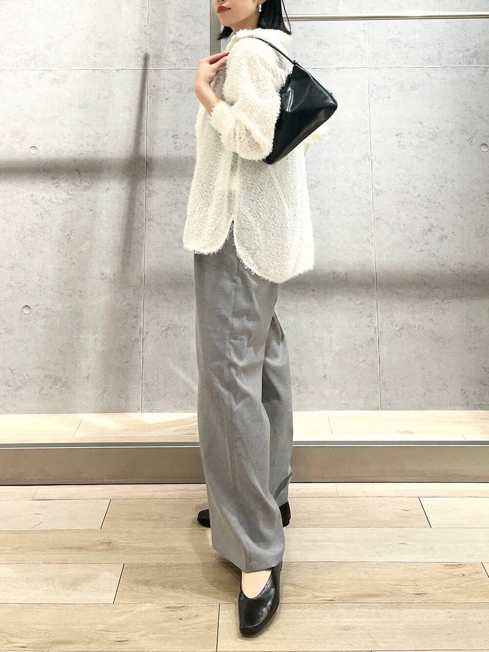 ブラック系のハンドバッグ、ホワイト系のシャツ/ブラウス、ブラック系のパンプスを着用したレディースの春コーディネートの8枚目の写真