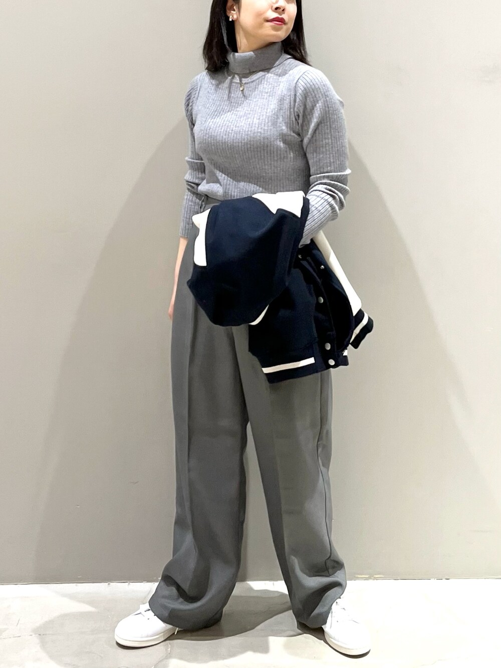 ホワイト系のスニーカー、グレー系のパンツ、ブルー系のジャケット/アウターを着用したレディースの秋コーディネートの3枚目の写真