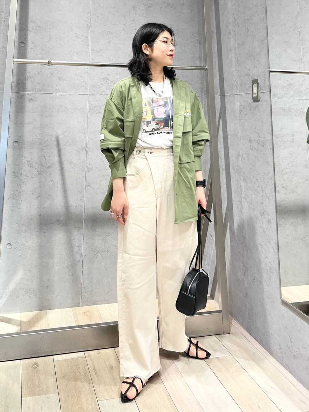 ブラック系のショルダーバッグ、ブラック系のサンダル、シルバー系のキーホルダーを着用したレディースの春コーディネートの3枚目の写真