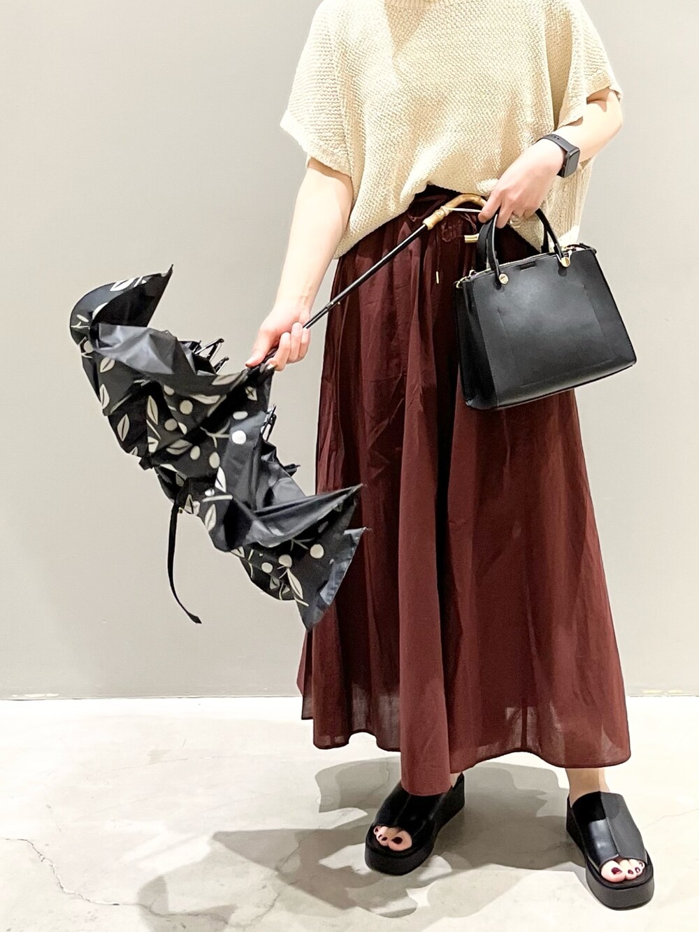 ブラック系のサンダル、ブラウン系のその他パンツ、ブラック系のショルダーバッグを着用したレディースの夏コーディネートの5枚目の写真