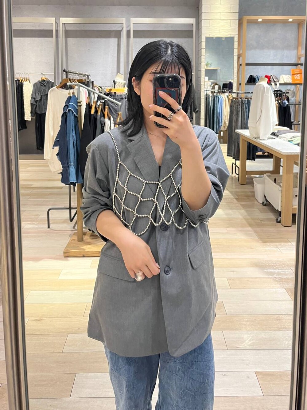 シルバー系のベスト、その他のバレエシューズ、グレー系のテーラードジャケットを着用したレディースの秋コーディネートの3枚目の写真