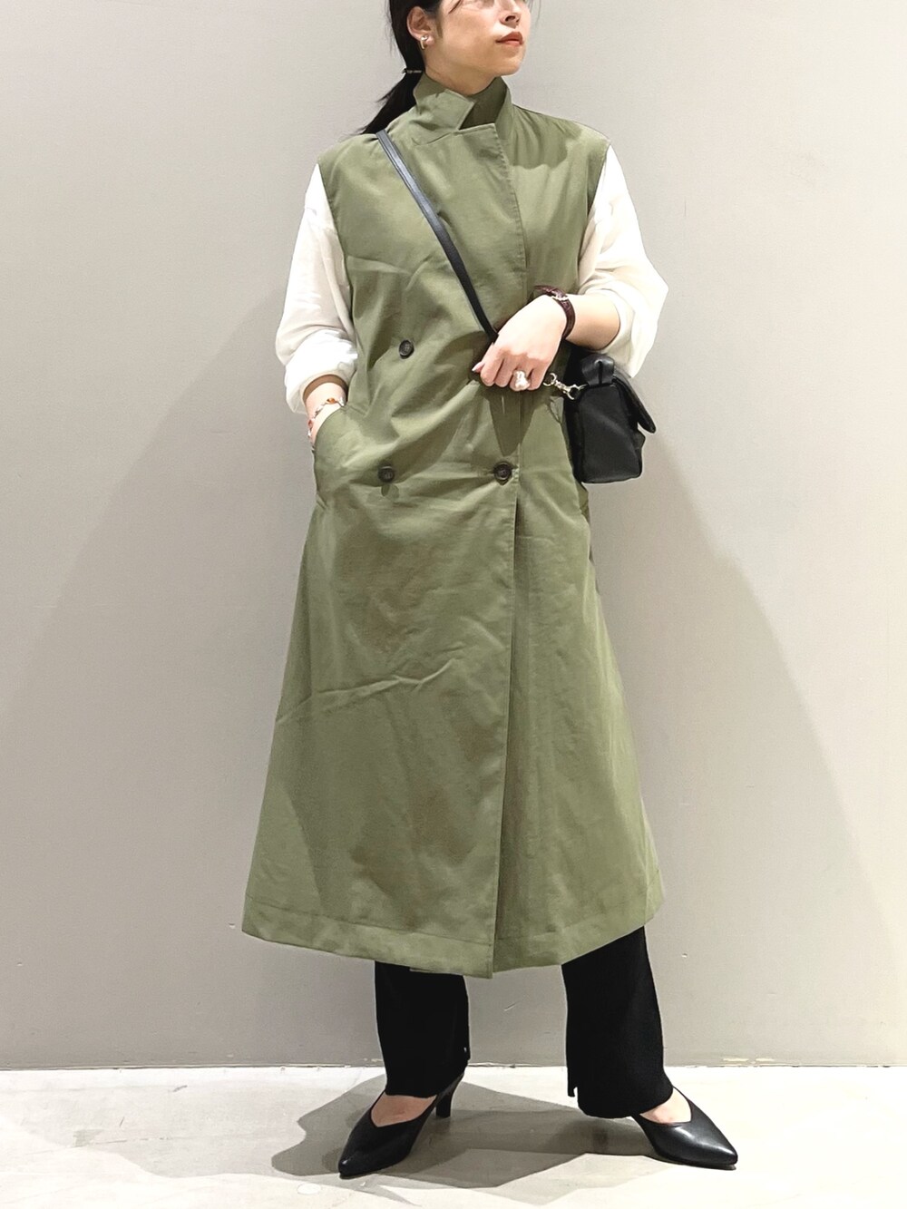 ブラック系のパンプス、ブラック系のその他パンツ、グリーン系のジャケット/アウターを着用したレディースの秋コーディネートの2枚目の写真