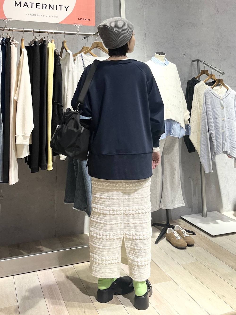 ブラック系のサンダル、ホワイト系のTシャツ/カットソー、ブラック系のトートバッグを着用したレディースの冬コーディネートの4枚目の写真