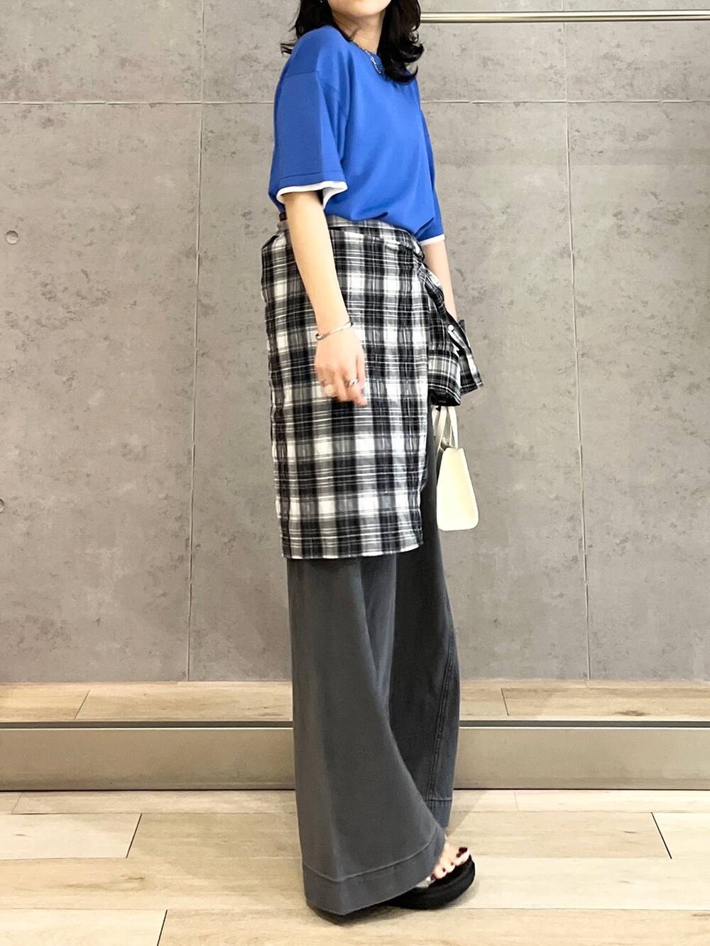 「カジュアル、モード、ベーシック/シンプル、デート/ロマンティック、楽ちんコーデ、春コーデ、女子会、きれいめカジュアル_LEPSIM、LEPSIM、おでかけ、シンプルコーデ、春色、ニット、デニムパンツ、チェック」｜「LEPSIMの14ゲージレイヤーライク5分袖クルー　243195（ニット/セーター、ブルー系）」を使った、エムアイさん（レディース・162cm）の春コーディネートの2枚目の写真
