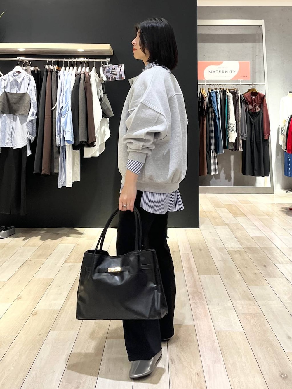 ブラック系のその他パンツ、その他のシャツ/ブラウス、グレー系のスウェットを着用したレディースの秋コーディネートの4枚目の写真