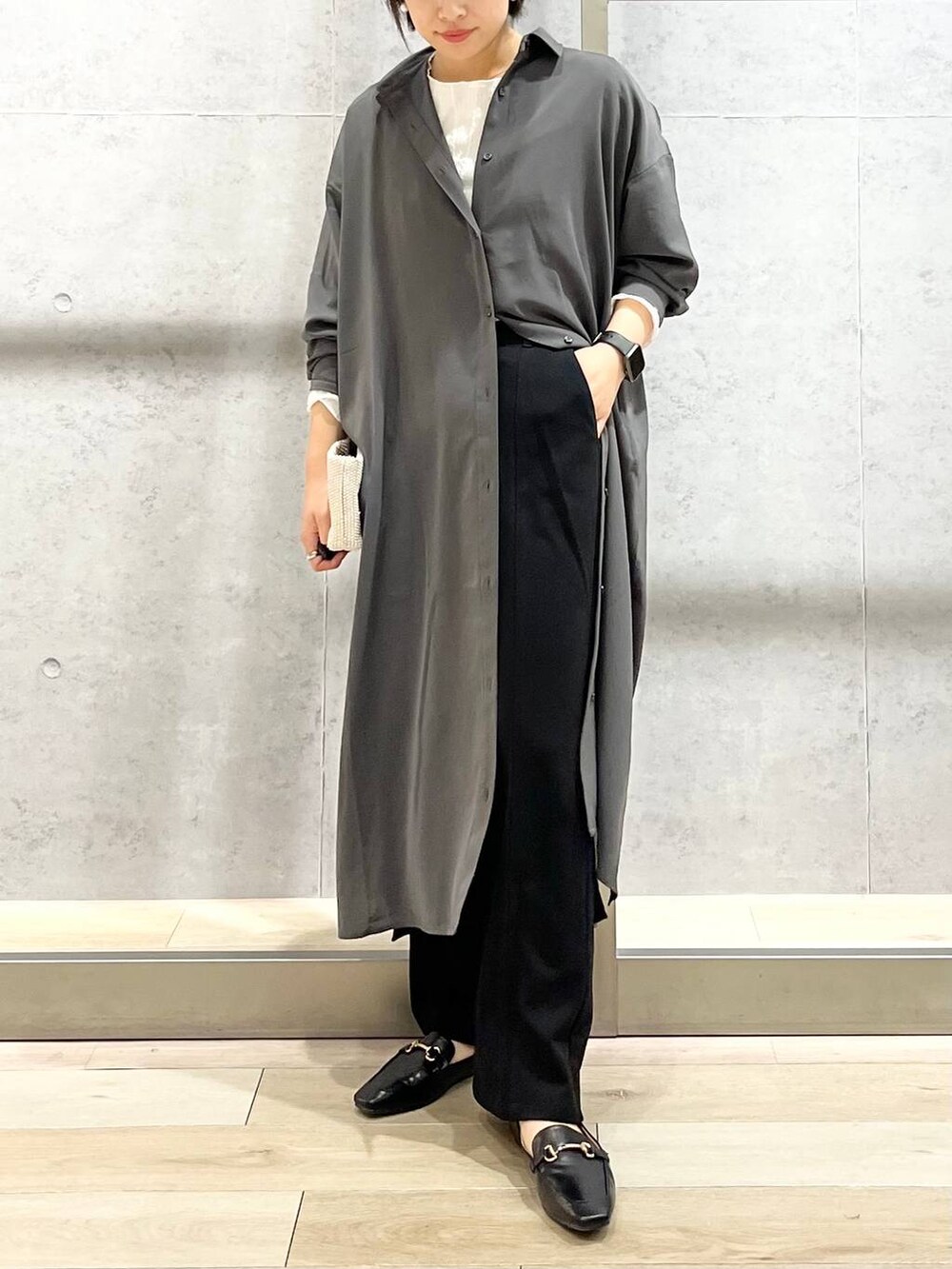 ブラック系のその他パンツ、ブラック系のローファー、ホワイト系のTシャツ/カットソーを着用したレディースの秋コーディネートの5枚目の写真