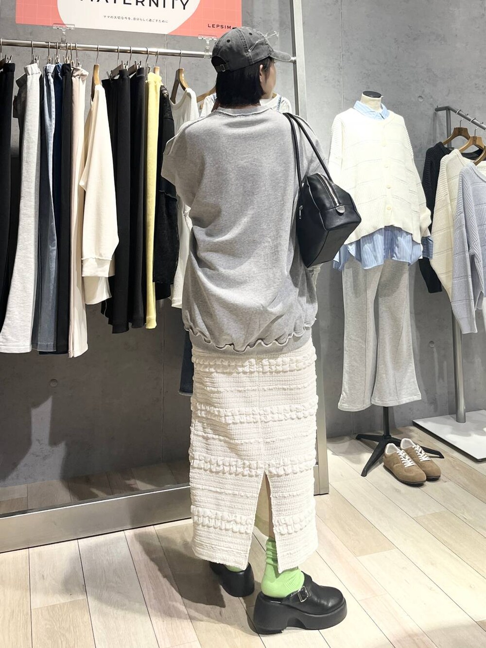 ブラック系のサンダル、グレー系のスウェット、ブラック系のボストンバッグを着用したレディースの冬コーディネートの4枚目の写真