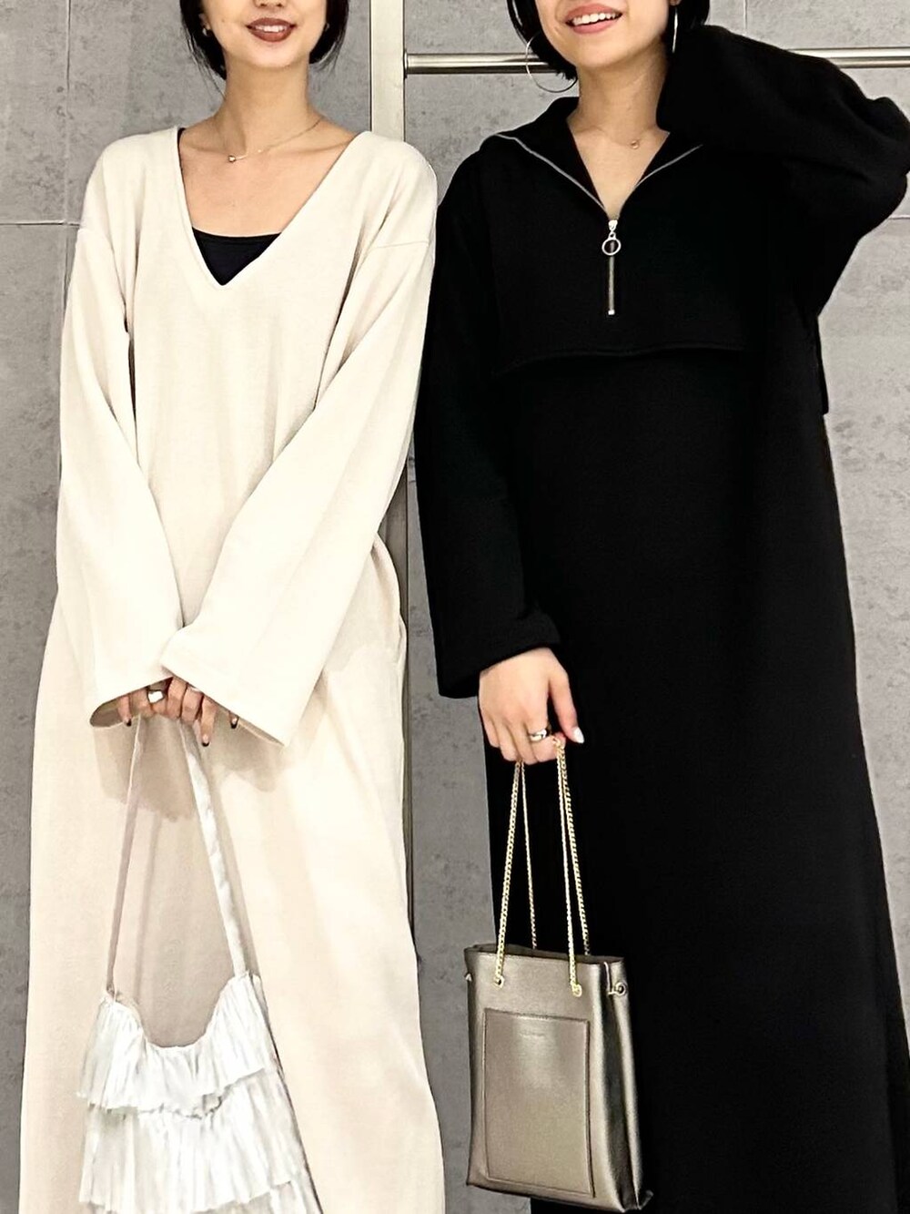 ブラック系のショルダーバッグ、ブラック系のワンピース、ホワイト系のワンピースを着用したレディースの秋コーディネートの6枚目の写真