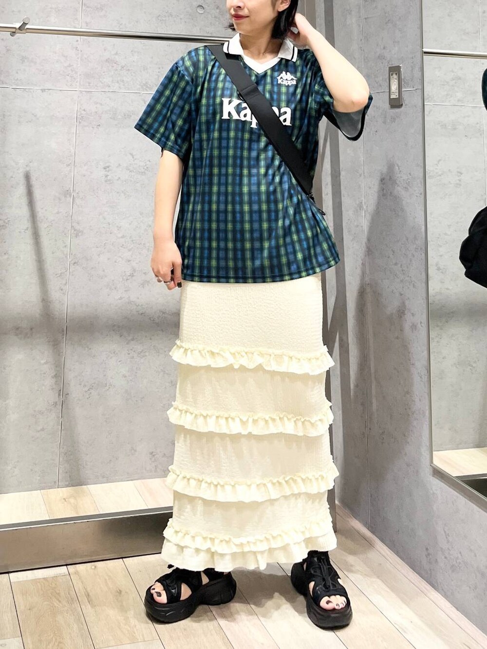 ブラック系のサンダル、ブラック系のショルダーバッグ、ホワイト系のマタニティウェア/グッズを着用したレディースの夏コーディネートの7枚目の写真