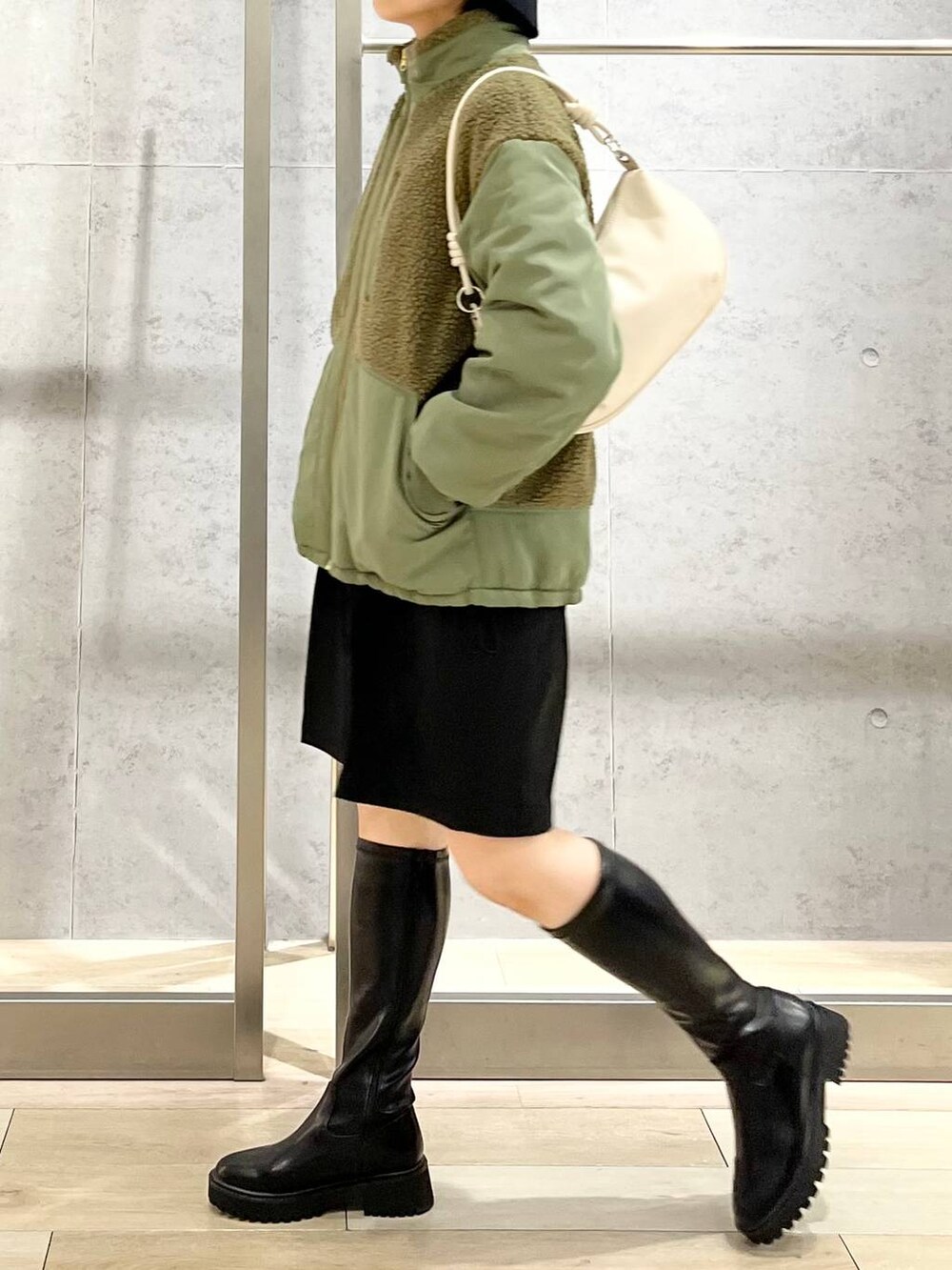 グリーン系のその他アウター、ブラック系のその他パンツ、グレー系のTシャツ/カットソーを着用したレディースの秋コーディネートの9枚目の写真