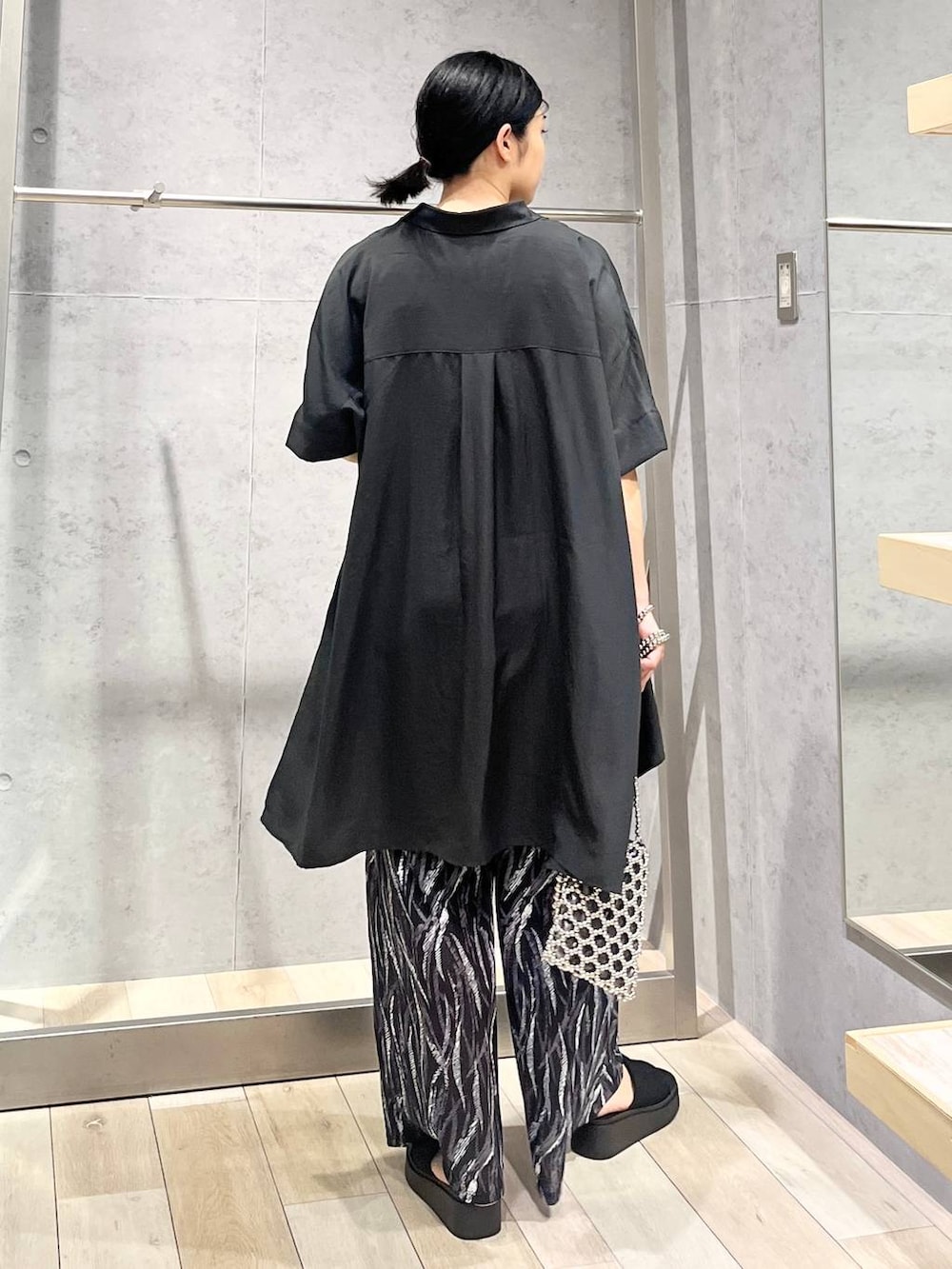 レッド系のTシャツ/カットソー、グレー系のシャツ/ブラウス、ブラック系のその他パンツを着用したレディースの夏コーディネートの4枚目の写真