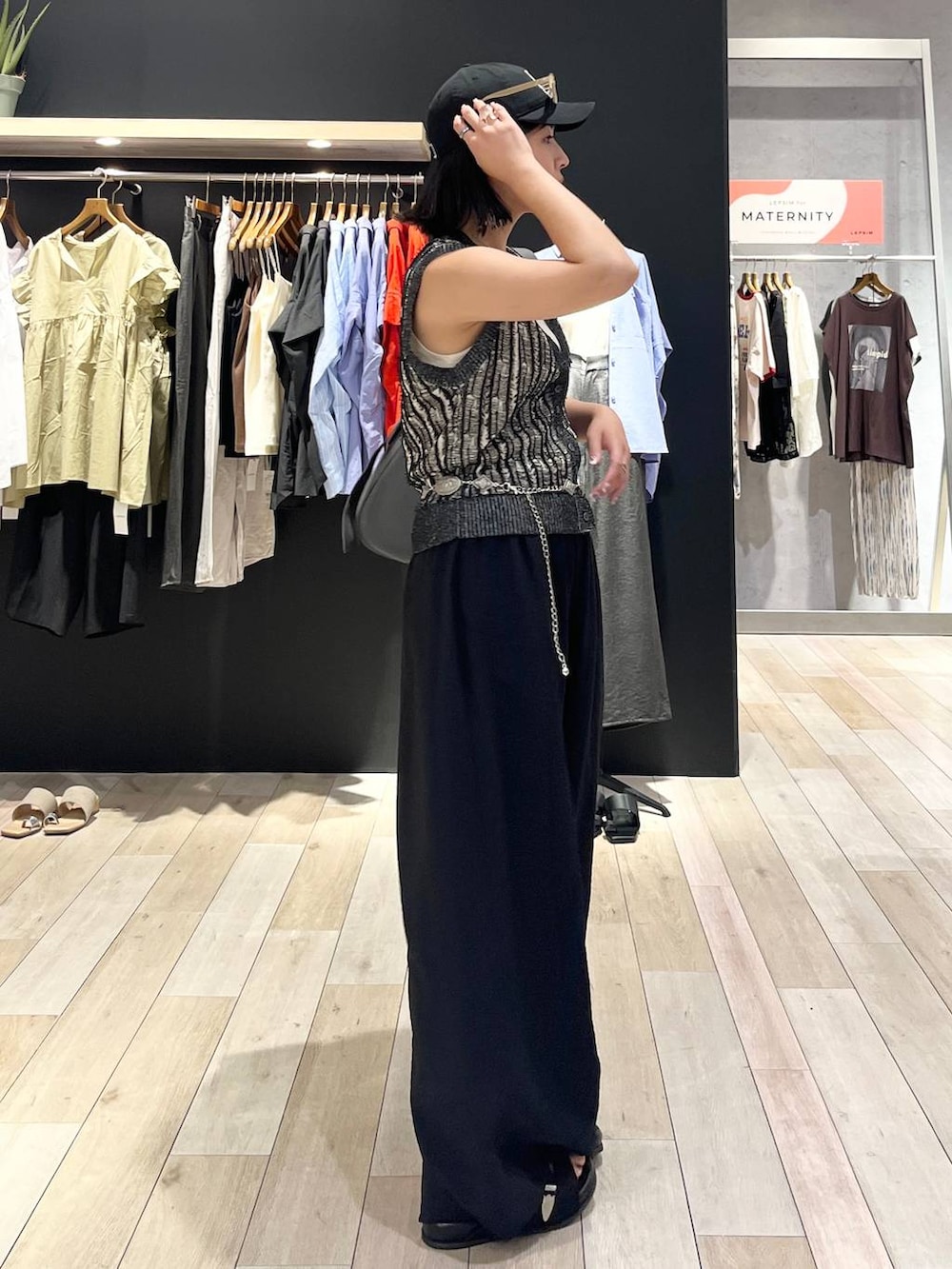 ホワイト系のタンクトップ、ブラック系のその他パンツ、ブラック系のサンダルを着用したレディースの夏コーディネートの3枚目の写真