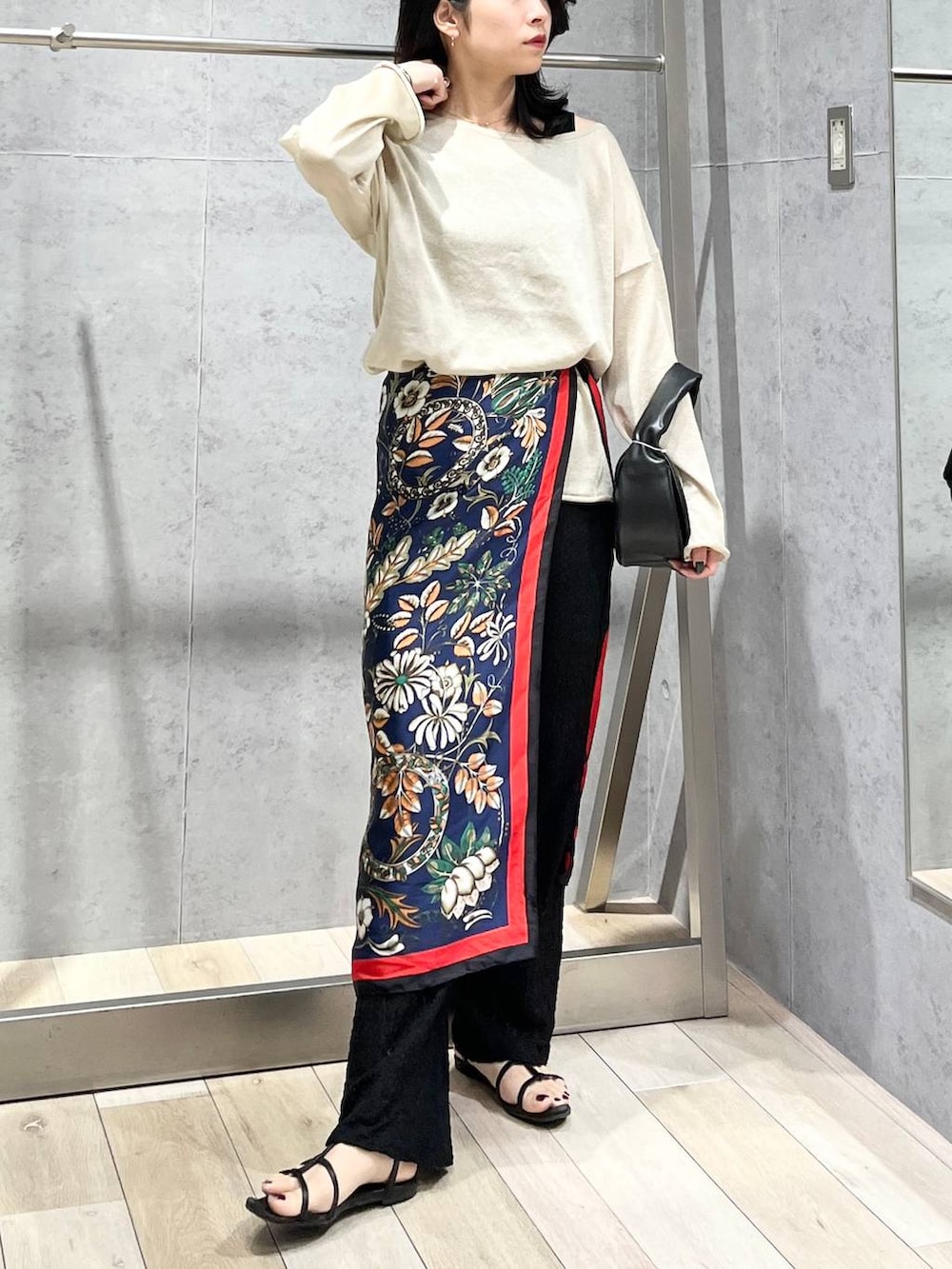 ブラック系のハンドバッグ、ベージュ系のニット/セーター、ブラック系のその他パンツを着用したレディースの春コーディネートの8枚目の写真