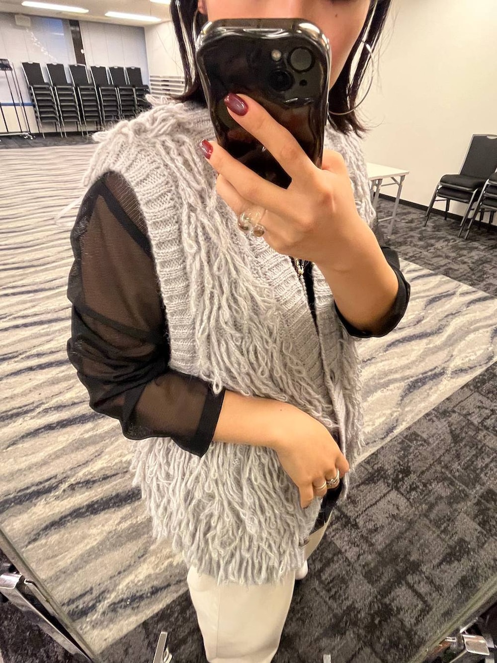 グレー系のベストを着用したレディースの秋コーディネートの2枚目の写真