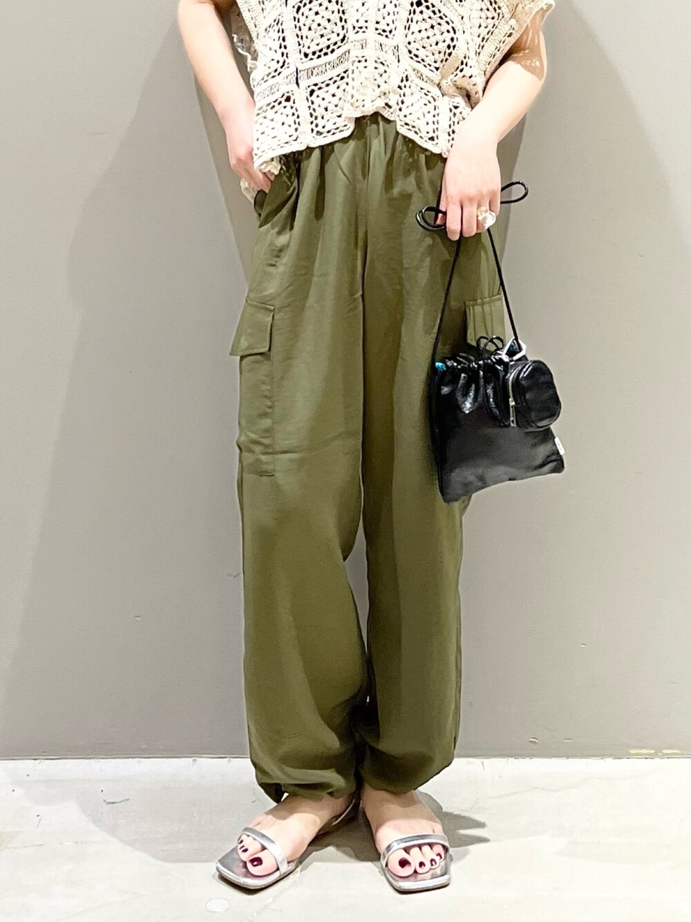 「LEPSIM、レプシィム(LEPSIM)、レース、カーゴパンツ、サンダル、ショルダーバッグ、ミニバッグ、きれいめカジュアル、夏コーデ、大人カジュアル、シンプルコーデ、ミリタリー、秋服準備はじめました、刺繍、ラクチンコーデ」｜「LEPSIMのサテンカーゴパンツ　966961（カーゴパンツ、グリーン系）」を使った、エムアイさん（レディース・162cm）の夏コーディネートの6枚目の写真