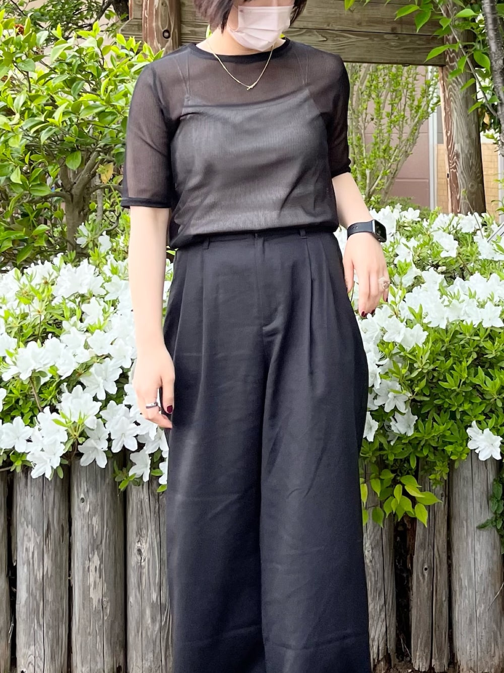 「LEPSIM、レプシィム(LEPSIM)、シアートップス、ワイドパンツ、オールブラック、ベンサン、厚底サンダル、厚底シューズ、初夏コーデ、夏コーデ、春夏コーデ、モード、モノトーン、シンプルコーデ、レイヤードスタイル」｜「BENCHの■■■別注【BENCH/ベンチ】 BENSAN-D SUEDE FRINGE CONCHO：サンダル（サンダル、ブラック系）」を使った、エムアイさん（レディース・162cm）の春コーディネートの3枚目の写真