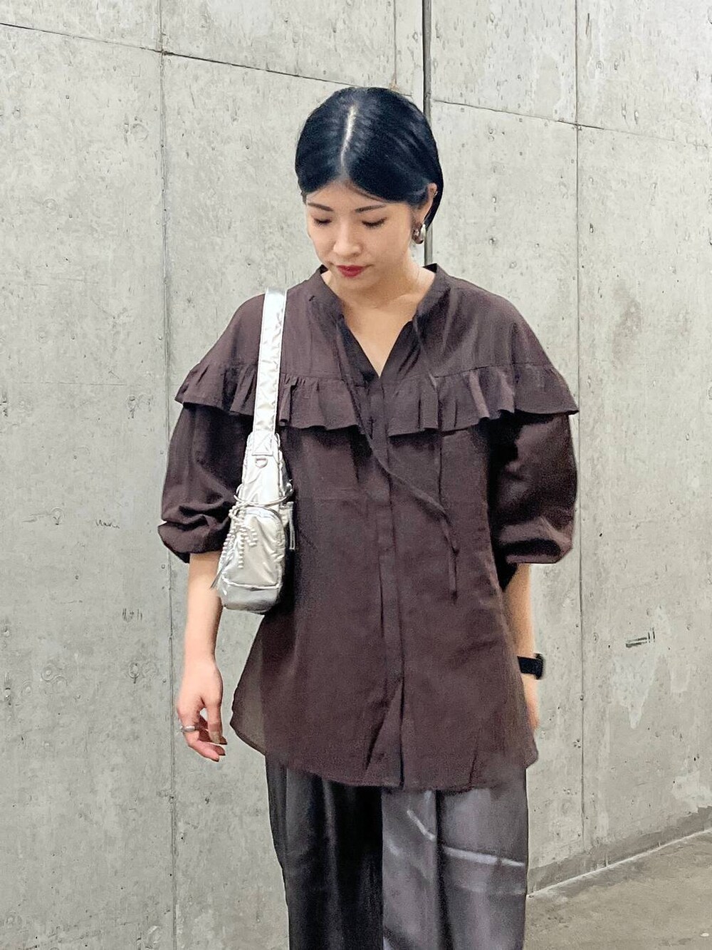 ブラック系のサンダル、グレー系のその他パンツ、シルバー系のショルダーバッグを着用したレディースの夏コーディネートの3枚目の写真