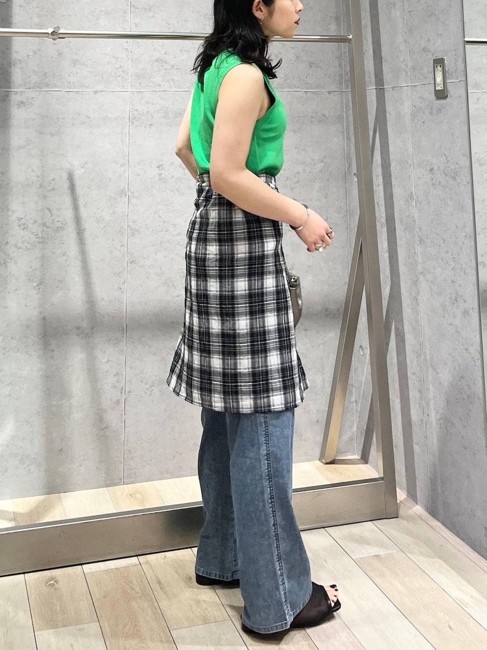 「カジュアル、モード、ベーシック/シンプル、デート/ロマンティック、楽ちんコーデ、春コーデ、女子会、きれいめカジュアル_LEPSIM、LEPSIM、おでかけ、シンプルコーデ、春色、夏コーデ、タンクトップ、ノースリーブ」｜「LEPSIMの14ゲージサイドスリットノースリーブ　243179（その他トップス、グリーン系）」を使った、エムアイさん（レディース・162cm）の春コーディネートの3枚目の写真