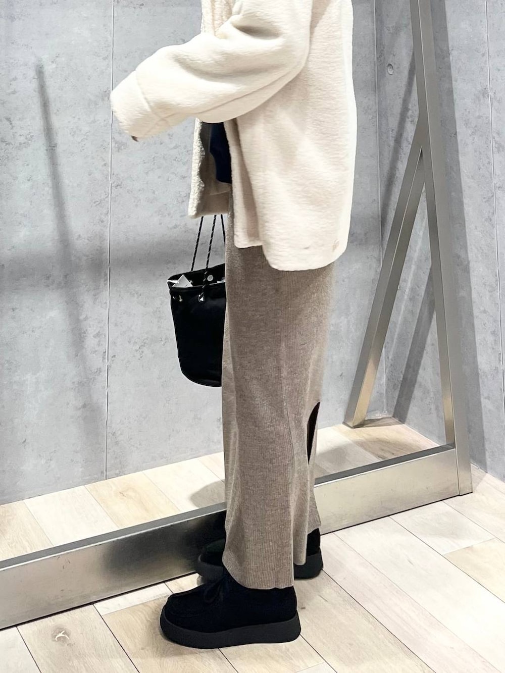 ブルー系のTシャツ/カットソー、ホワイト系のブルゾン、ブラック系のモカシン/デッキシューズを着用したレディースの秋コーディネートの3枚目の写真