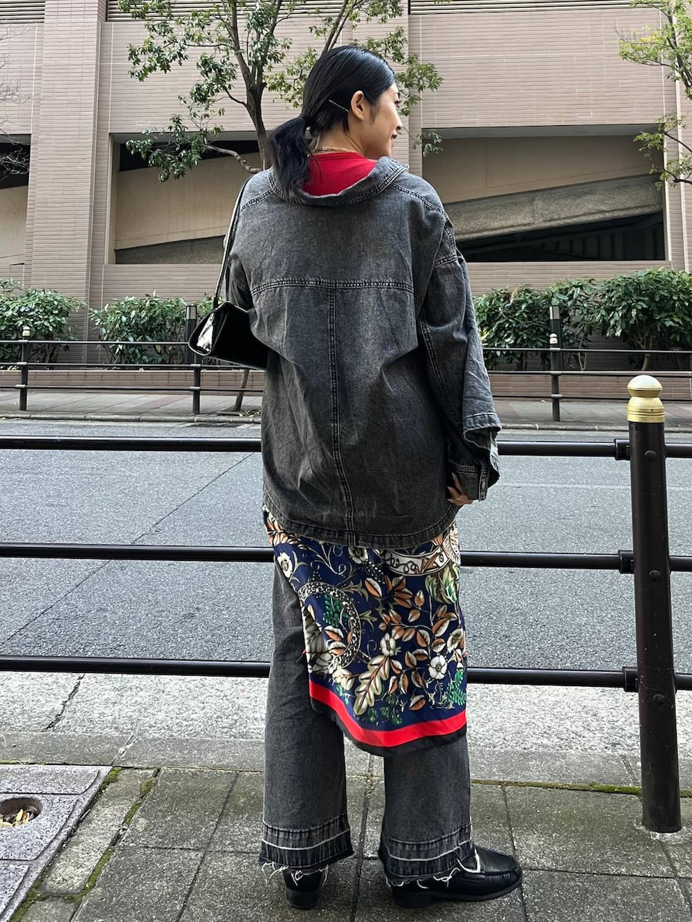 ブラック系のローファー、レッド系のTシャツ/カットソー、ブラック系のショルダーバッグを着用したレディースの冬コーディネートの9枚目の写真