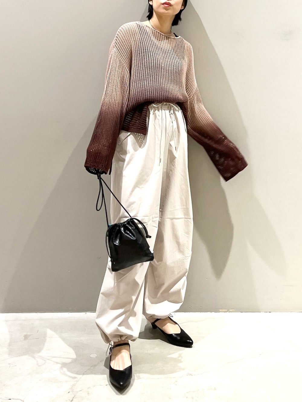 「LEPSIM、レプシィム(LEPSIM)、グラデーション、メッシュ、メッシュニット、秋コーデ、パラシュートパンツ、カーゴパンツ、ミリタリー、サンダル、ストリート、ショルダーバッグ、秋服準備はじめました、ブラウン、ミニバッグ」｜「LEPSIMの5ゲージグラデメッシュプルオーバー　906180（ニット/セーター、ブラウン系）」を使った、エムアイさん（レディース・162cm）の夏コーディネートの2枚目の写真