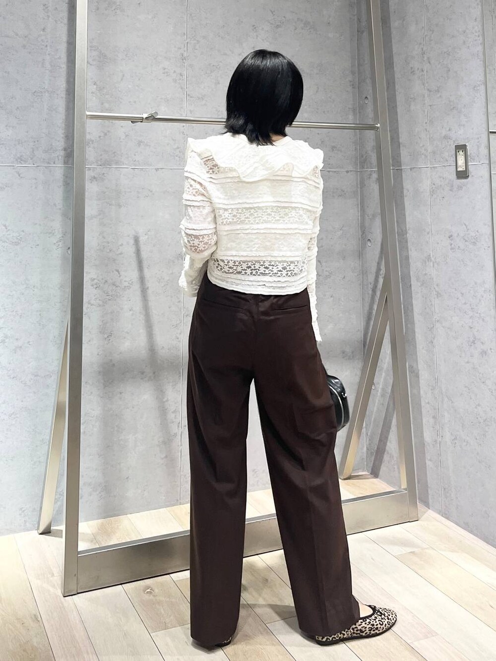 ブラック系のボストンバッグ、その他のバレエシューズ、ホワイト系のタンクトップを着用したレディースの秋コーディネートの3枚目の写真