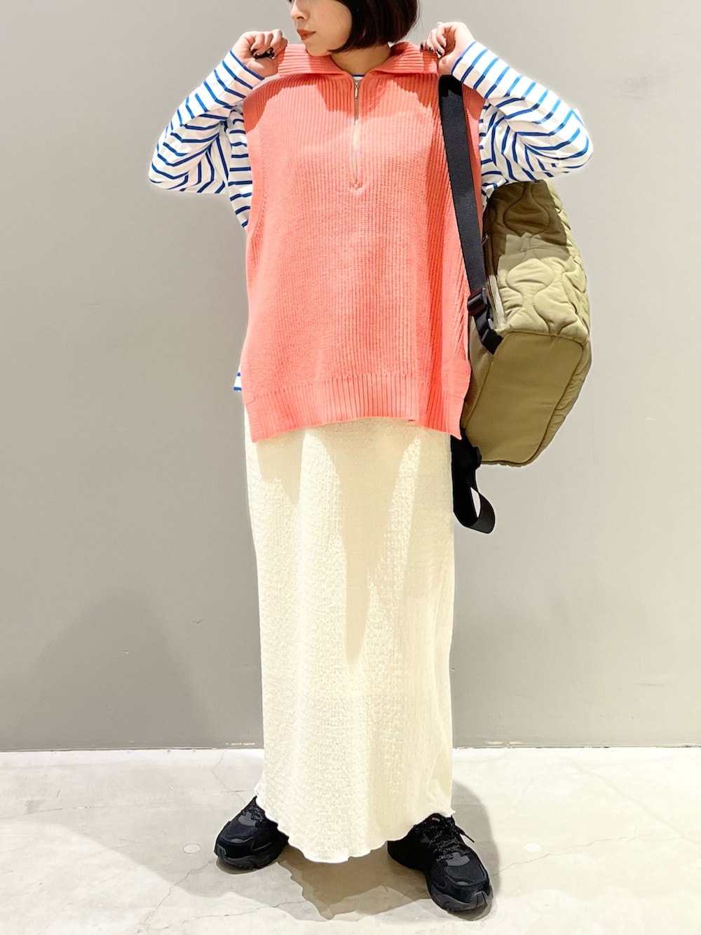 ブラック系のスニーカー、ブルー系のTシャツ/カットソー、ホワイト系のマタニティウェア/グッズを着用したレディースの冬コーディネートの4枚目の写真